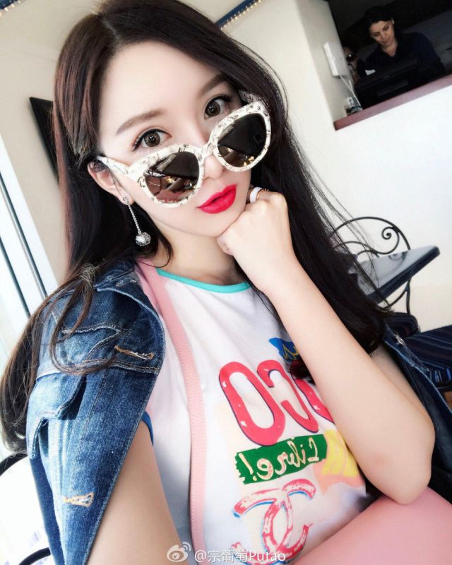 美女模特宗葡萄比基尼私房照性感迷人