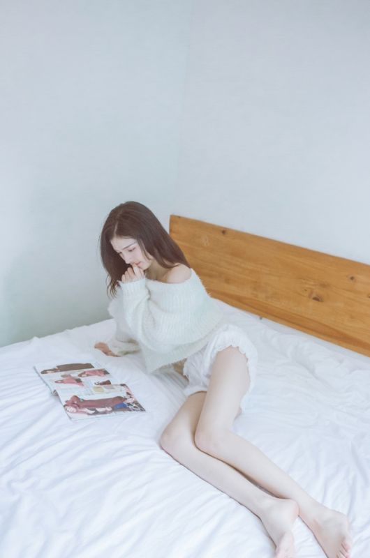 清纯氧气美女露肩床上诱人108种姿势写真图片