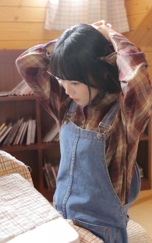 文学少女学生妹室内牛仔背带裤清纯写真
