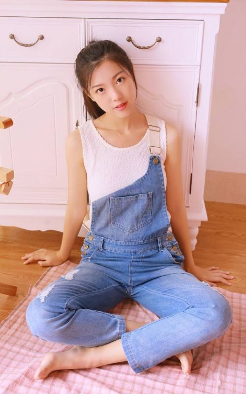 网络美女主播私房性感居家内衣酥胸诱惑写真