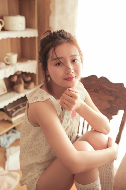 白丝袜美女小清新白嫩私房美腿清纯写真图片