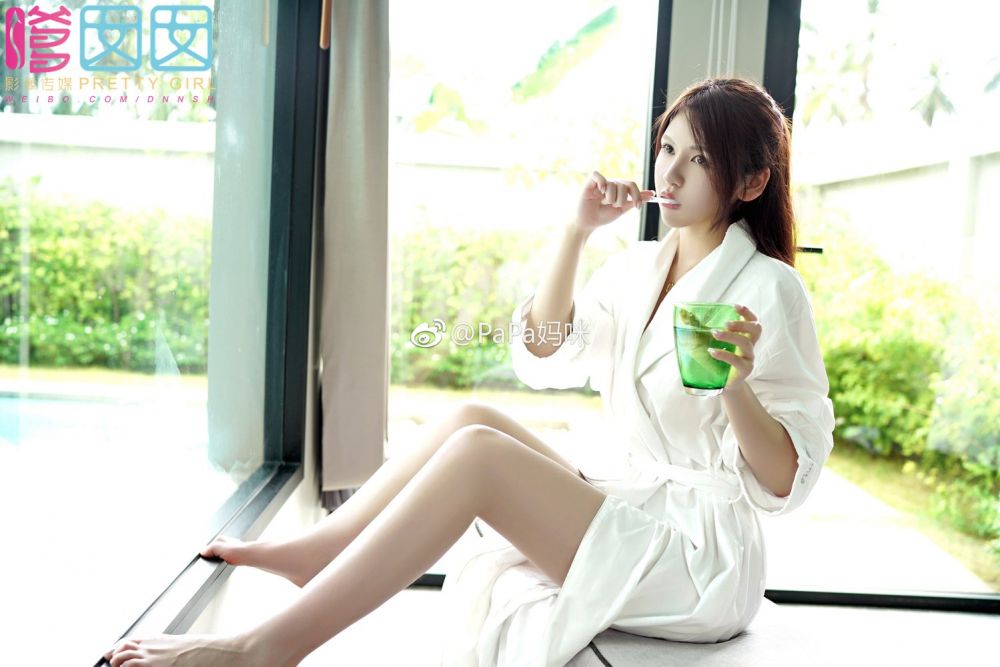 白嫩美女PaPa妈咪泳装私房照丰满迷人