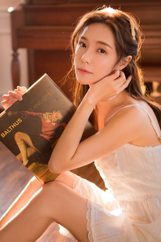 千金名媛大胸小姐吊带白裙优雅唯美笑容写真