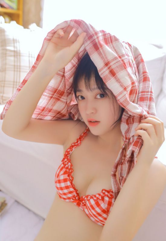天然萌少女室内比基尼惹火深沟萝莉写真