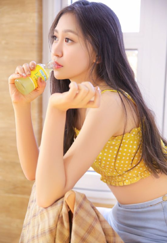 迷人素人女孩性感美腿热裤私房美艳写真