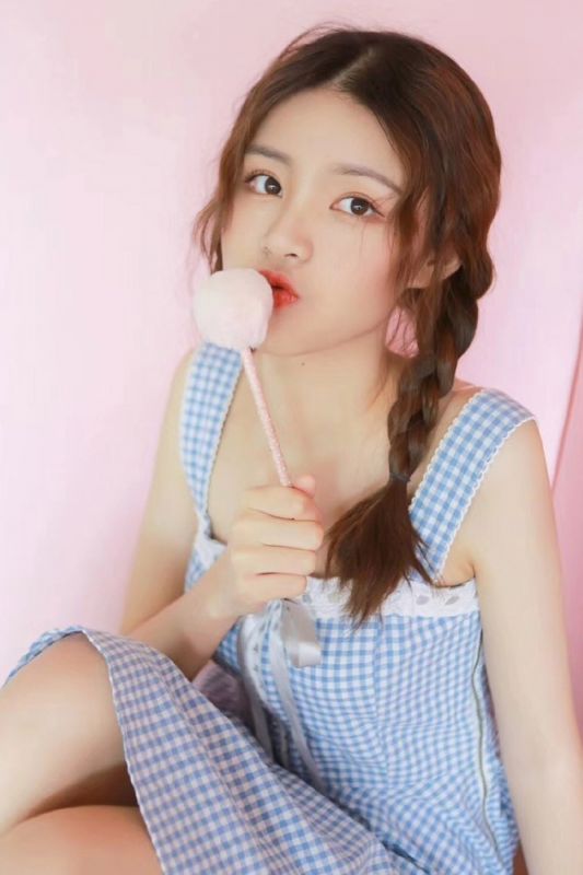 粉嫩红唇小萝莉可爱诱惑私房内衣撩人写真