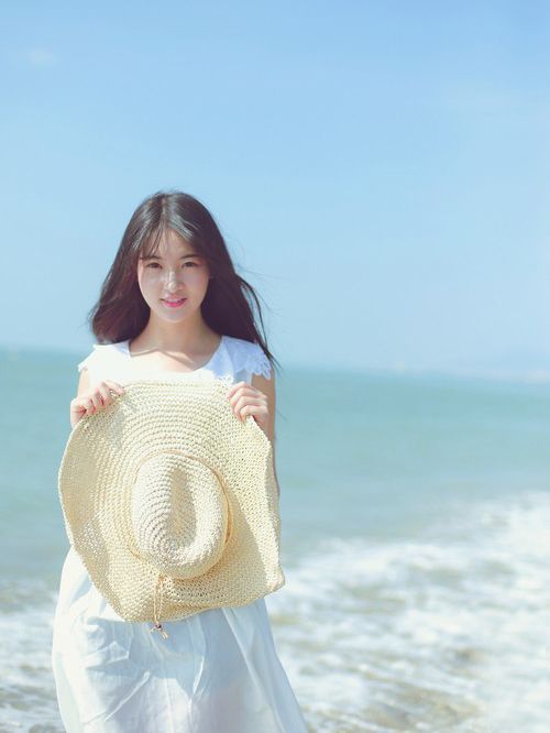 清纯美女海边迷人写真照