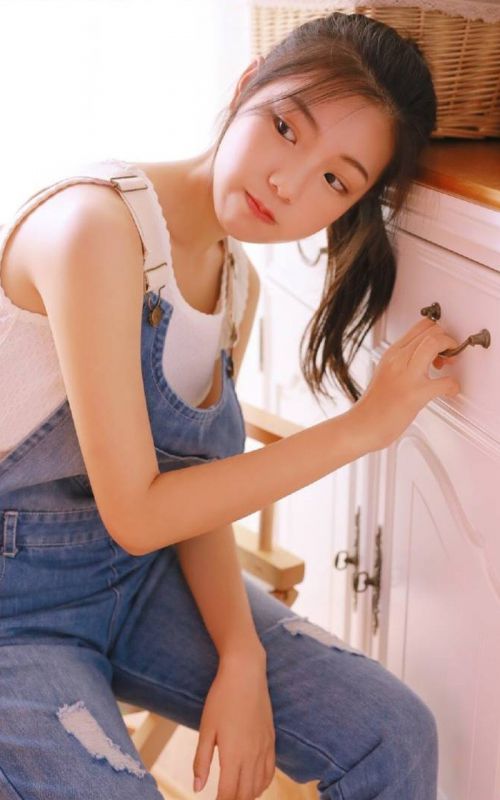 网络美女主播私房性感居家内衣酥胸诱惑写真