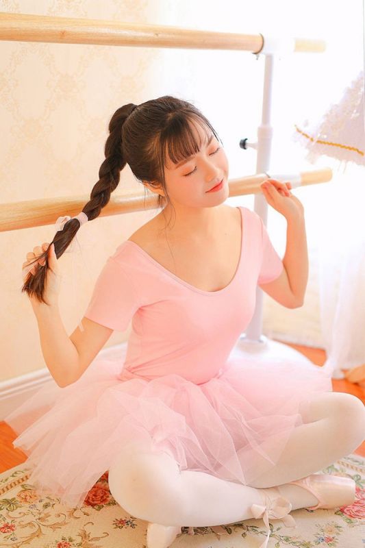 00后芭蕾舞少女萝莉酥胸性感美足写真