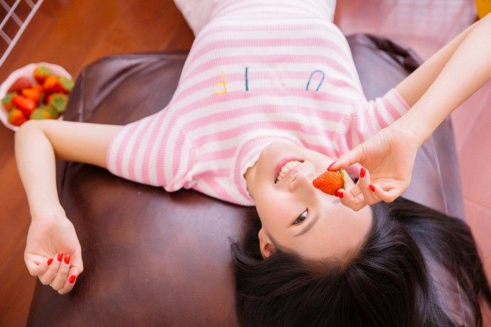 长腿邻家姐姐大胆热裤性感诱惑写真图片