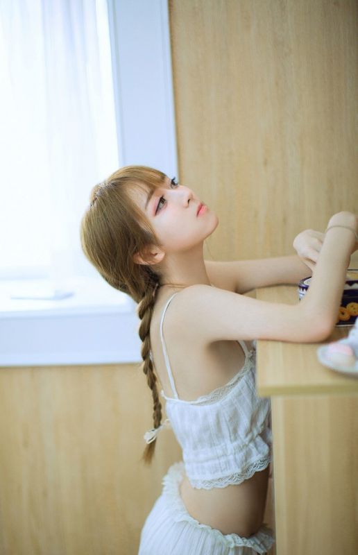 童颜巨乳芭比美女嫩模私房内衣销魂写真