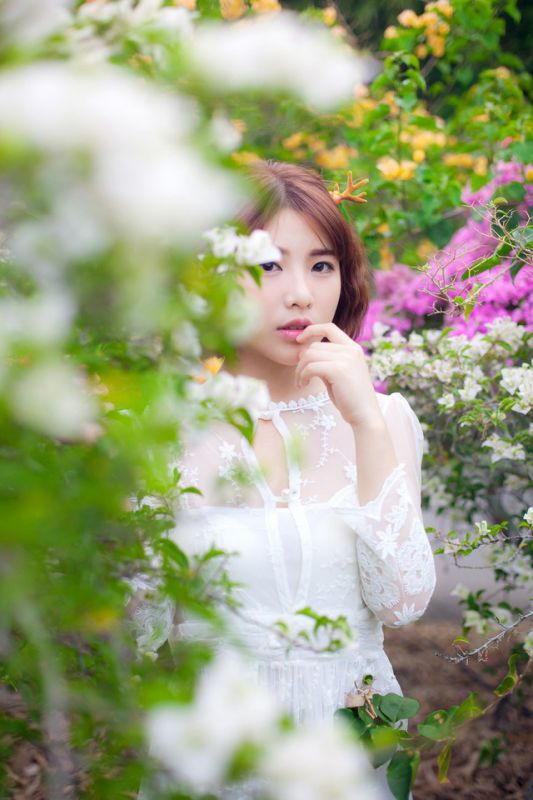唯美森系美女花丛清纯写真