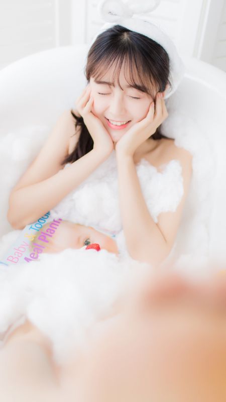 白嫩尤物么妹浴缸泡泡湿身大胆裸体艺术写真