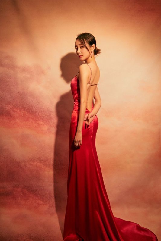 露背冷艳少女李纯妖娆妩媚风骚明星诱惑图片