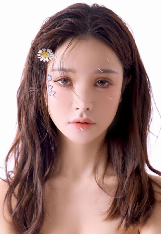 梦幻清纯美女粉嫩吊带透视装娇艳火辣人体艺术写真图片