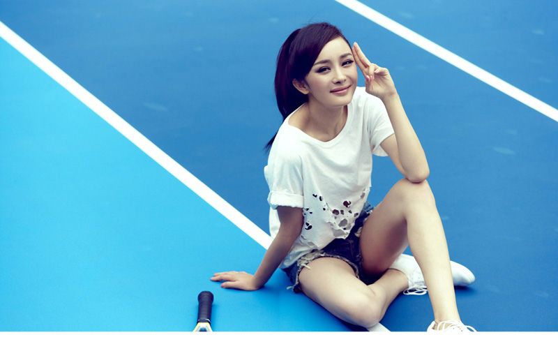 杨幂化身网球女郎拍摄青春活力写真