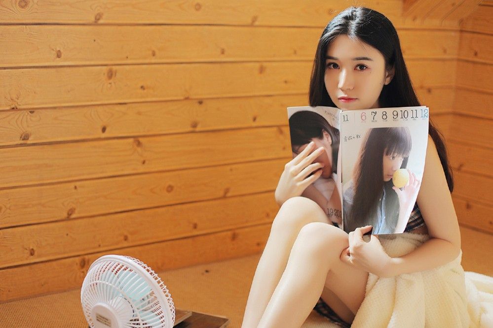 吊带内衣美女细长美腿大胆居家性感写真