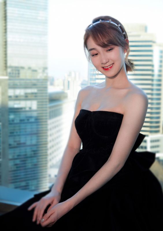 甜美女孩李子璇露肩礼裙香艳惹火白嫩酥胸图片