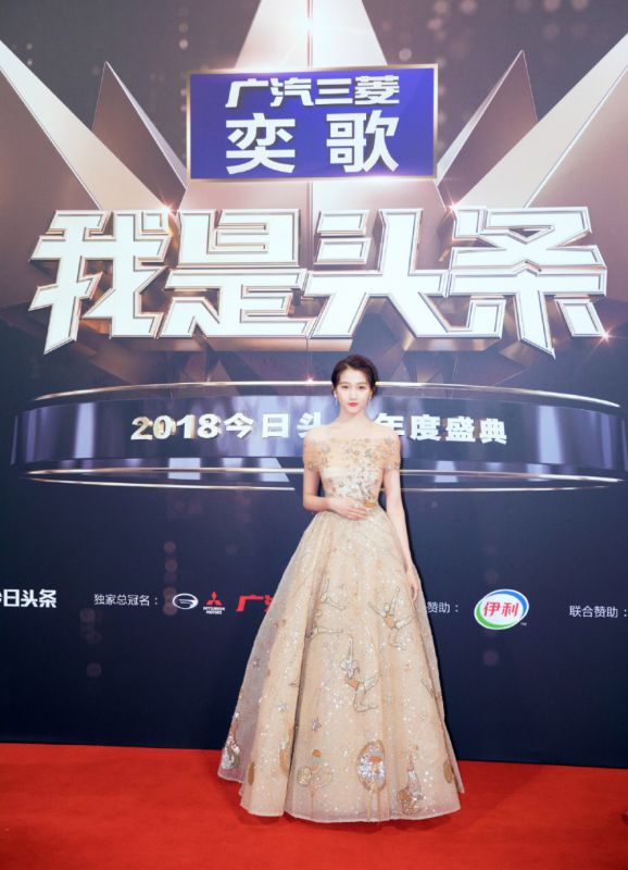邻家气质少女关晓彤精致礼裙养眼明星写真
