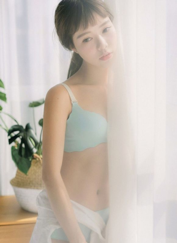 90后床上内衣美女房客把腿张开大胆人体艺术写真