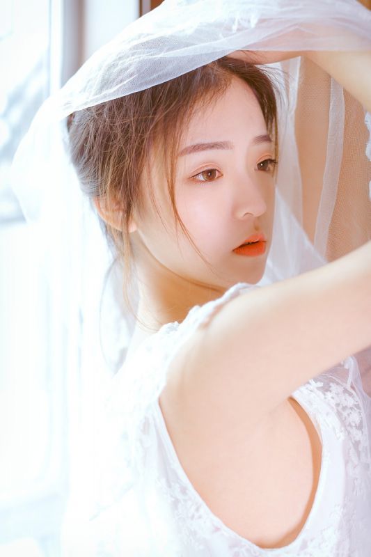 吊带纱裙美女性感露背白嫩腋下诱惑写真