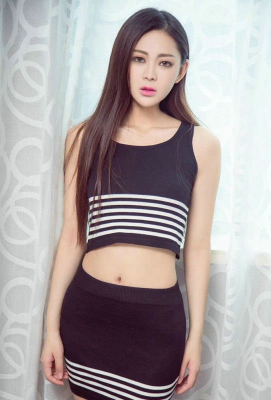 丰腴翘臀身材美女床上性感火辣诱惑3p性姿势写真
