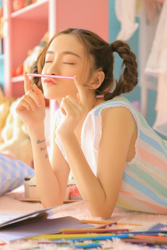 00后萝莉少女公主房粉嫩睡衣清纯养眼写真