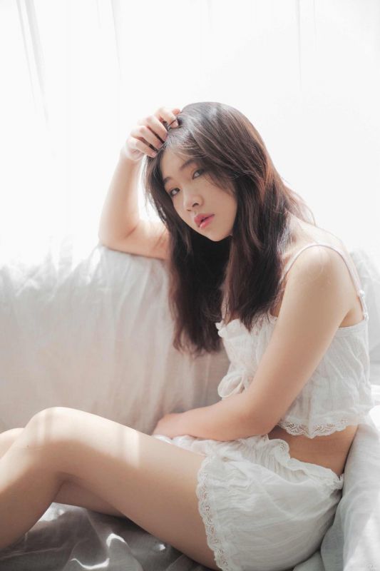 白嫩长发少女私房薄纱内衣唯美朦胧写真