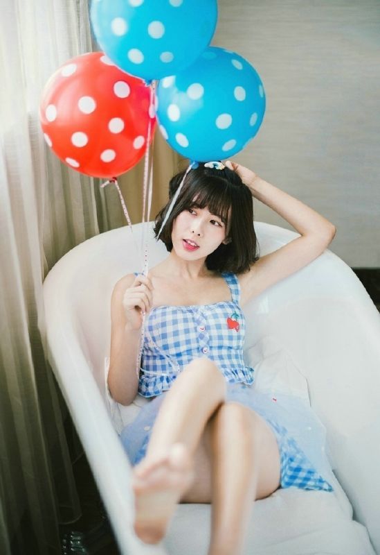 短发蛋卷头少女清纯浴缸格子内衣甜美写真