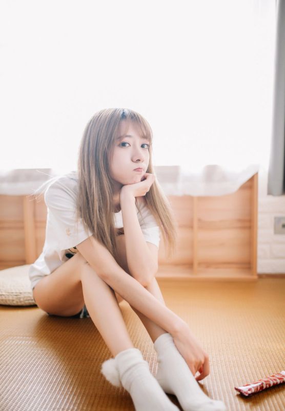 长发时尚少女美腿热裤甜美迷人笑容写真
