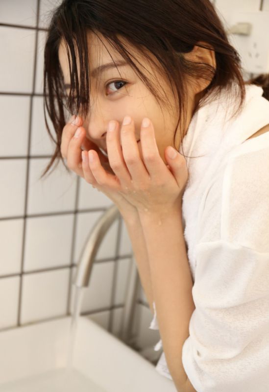 天然萌女孩吊带背心清新私房照写真图片