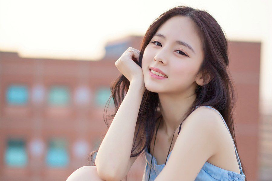 清纯长发美女天台唯美写照