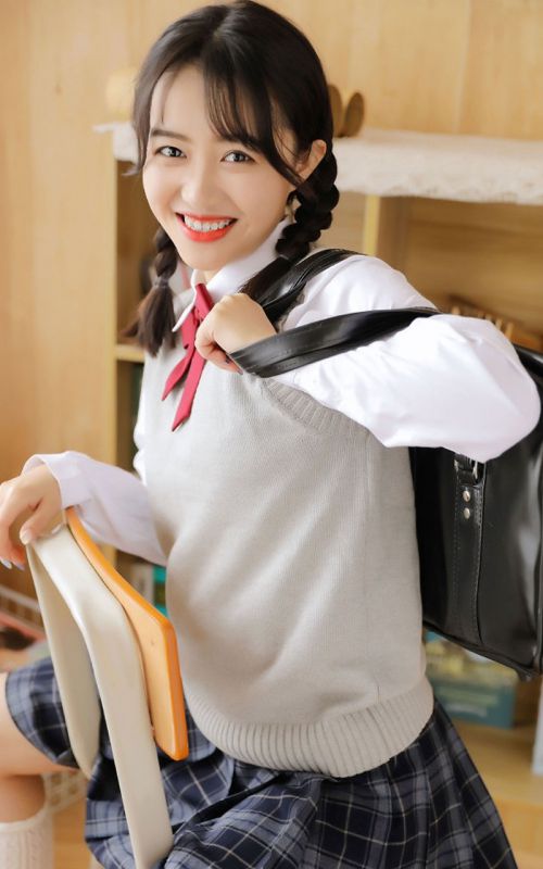 校园清纯麻花辫美女学生元气惹火制服诱惑写真