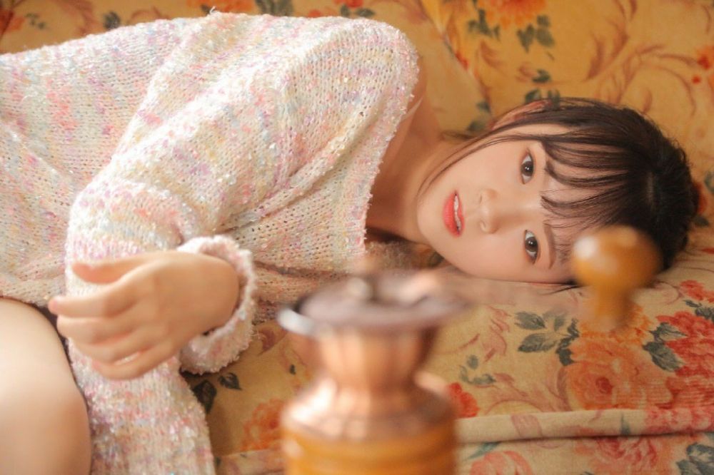冬天少女丰韵毛衣室内长腿姿势性感撩人写真