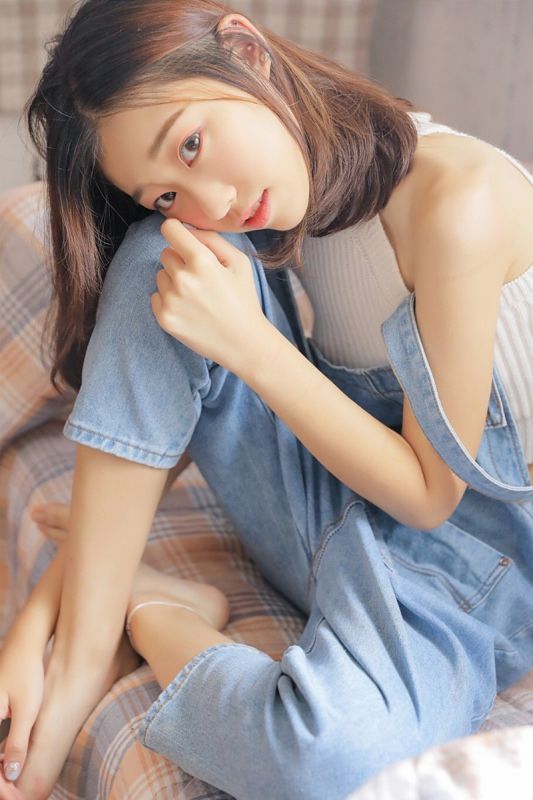 纯情少女居家酥胸抚媚气质乙女写真
