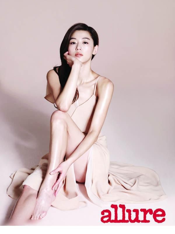 全智贤优雅短裙显露修长美腿写真
