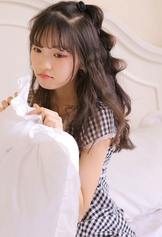 甜美女孩私房床上撩裙萝莉诱惑写真