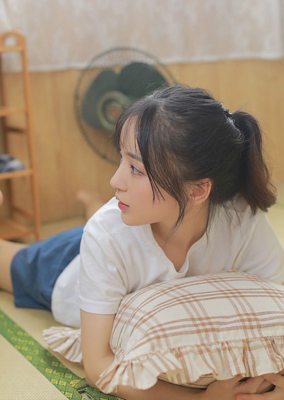 元气美女私房热裤白皙长腿日系氧气写真