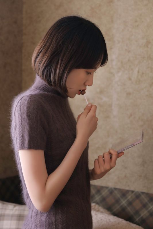 短发清纯气质美女可爱爽朗笑容私房内衣写真图片