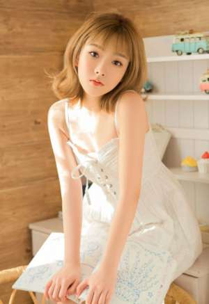 00后短发少女室内白裙美乳诱惑写真