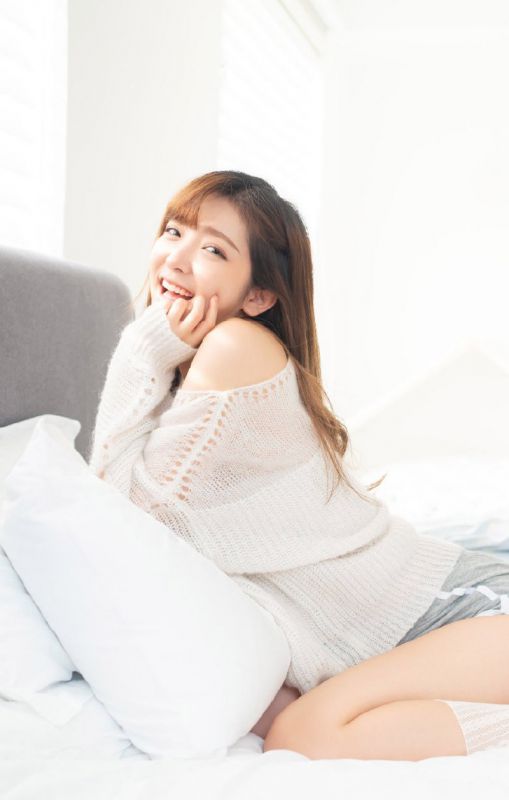 丰乳甜美人妻翘臀美女露香肩私房诱人的爱液性感写真