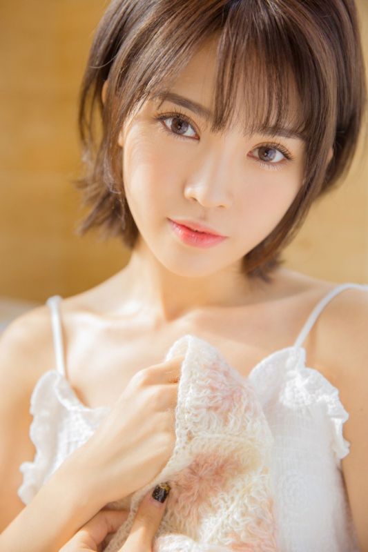 诱人白色吊带内衣美女酥胸爆乳诱惑成人学院写真