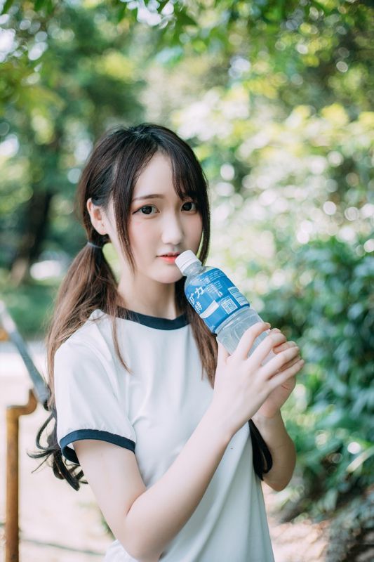 操场上小清新美女水手校服高清户外美女诱惑写真
