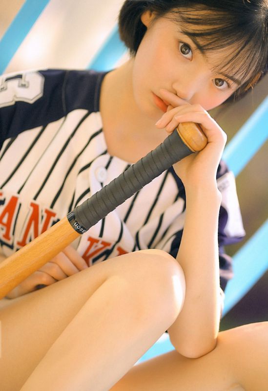 短发挥球女孩迷人身姿氧气写真图片