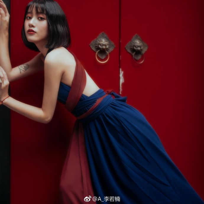 漂亮御姐香肩丰腴抚媚姿势性感冷艳美人图片