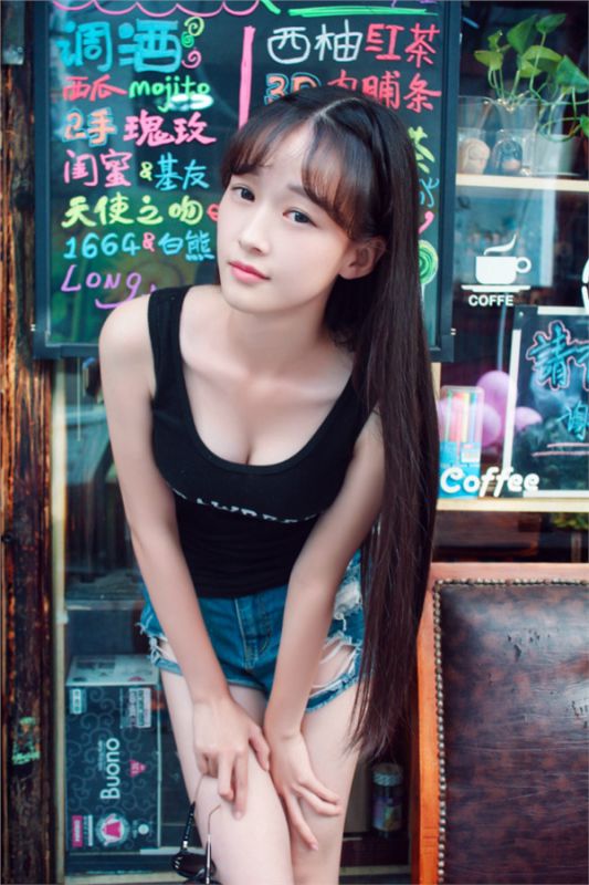 90后小清新美女户外高清写真