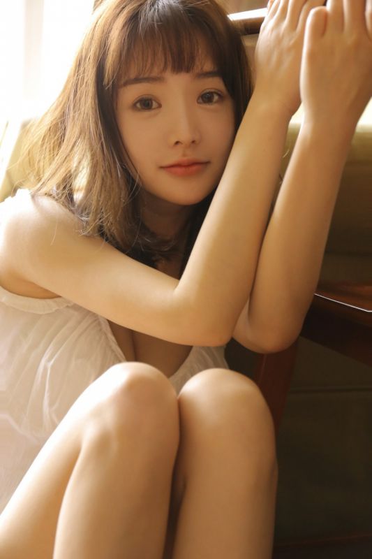 少女秘密花园酥胸香肩稚嫩童颜写真