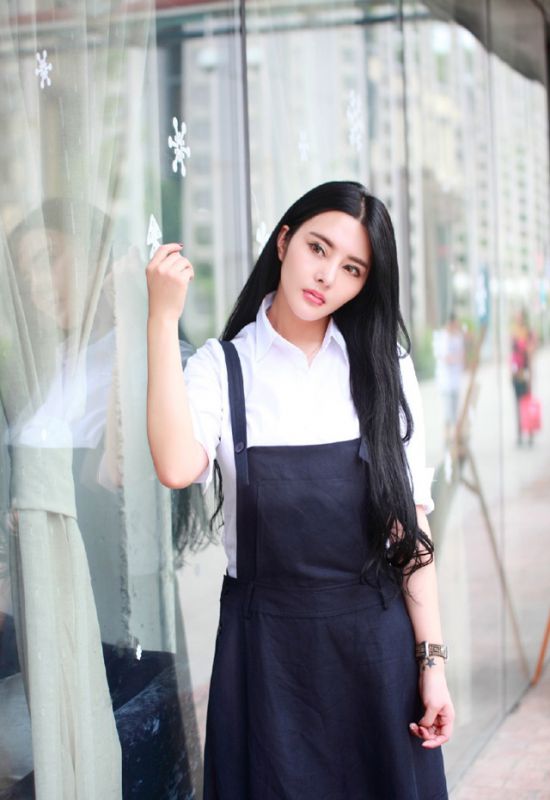 小清新美女冯雨芝街头写真照