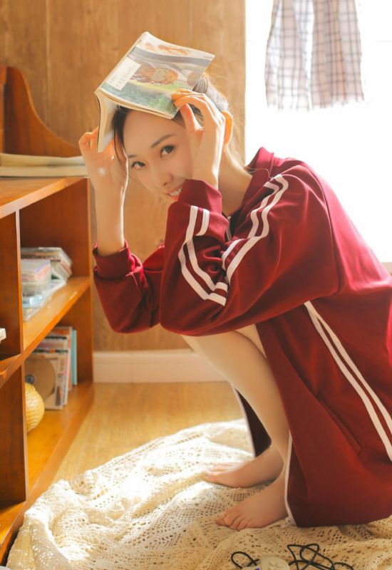 宅男女神游戏妹白嫩玉足美腿私照写真