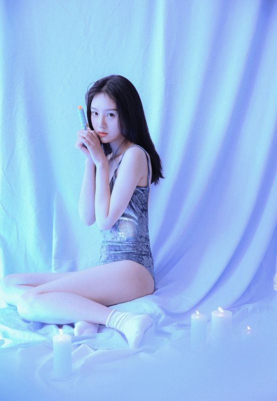 妖娆冷艳女孩酥胸美腿翘臀诱惑写真